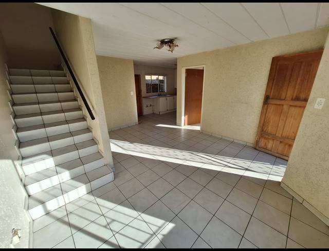 3 BEDROOM TOWNHOUSE FOR SALE IN VANDERBIJLPARK SE 3
